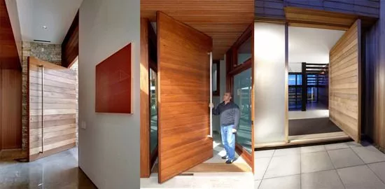 Portas de madeira pivotante de maiores dimensões com ripas dispostas na horizontal.