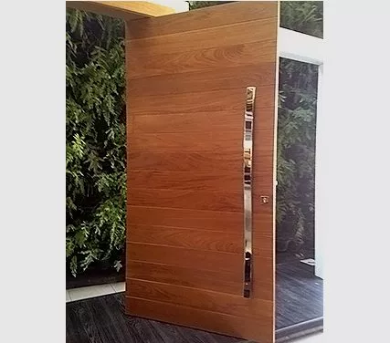 porta de madeira pivotante tauari