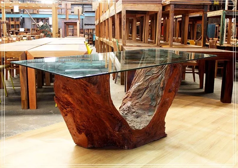 Mesa de madeira de demolição com tampo de vidro