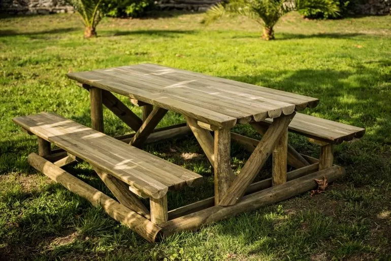 Conjunto de mesa e bancos de madeira de demolição