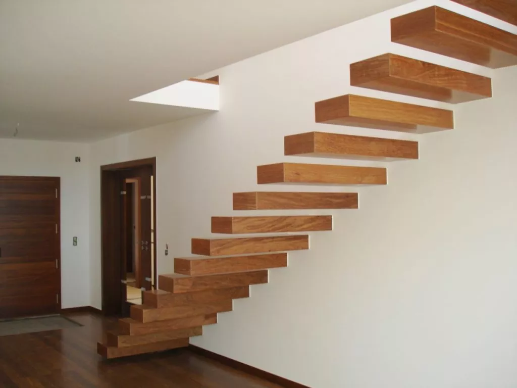 Degraus de madeira para escada