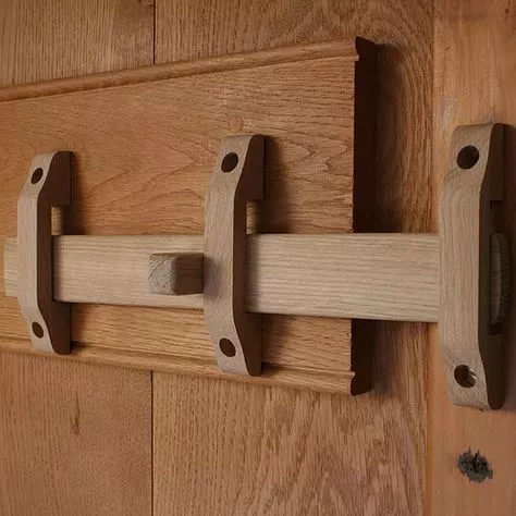 Fechadura tipo tramela para porta de madeira rústica