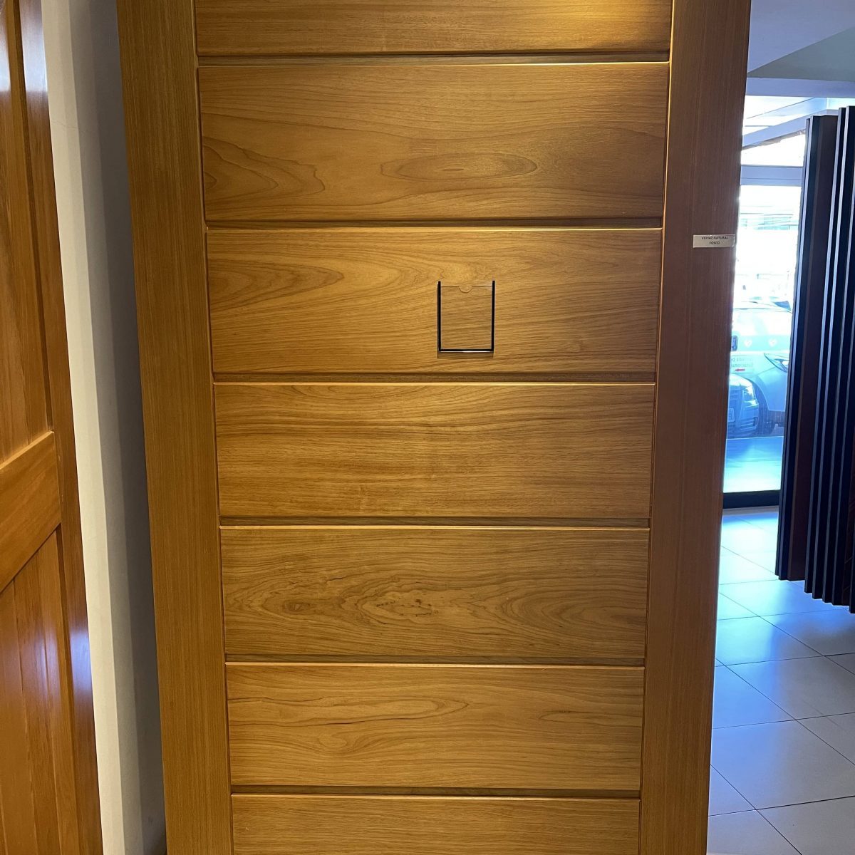 Porta Pivotante Maciça Tauari 07 Almofadas Friso Meia Lua - Portas de