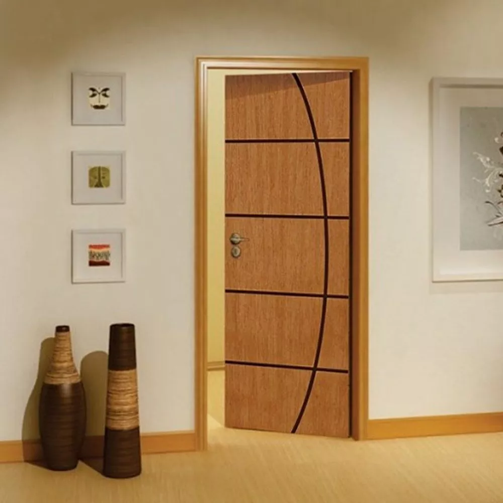 porta de madeira com batente e fechadura