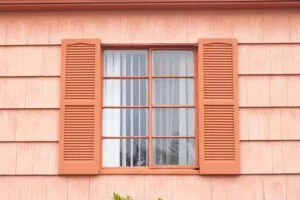 janelas de madeira simples