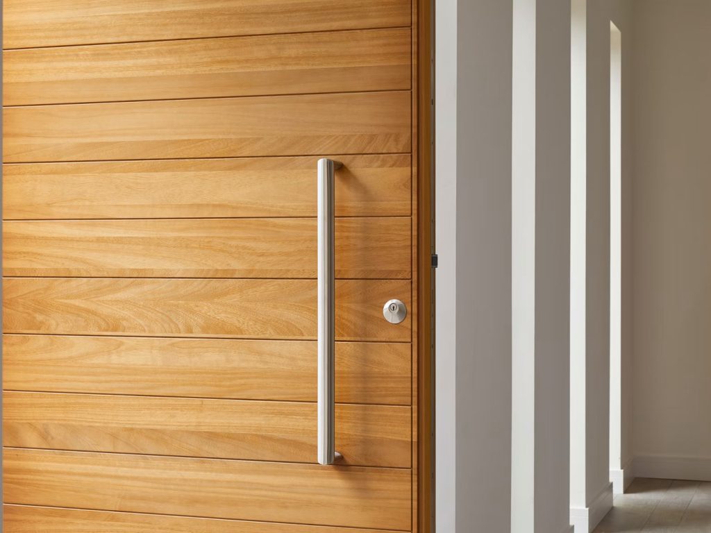 Exemplo de porta de madeira com puxador grande