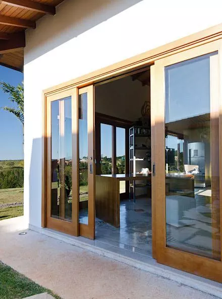 Valorize os ambientes com portas de madeira com vidro - Esquadrias