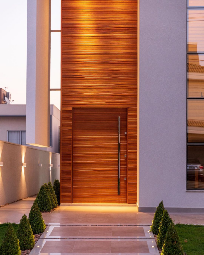 Casa de alto padrão: saiba como escolher portas e janelas de madeira