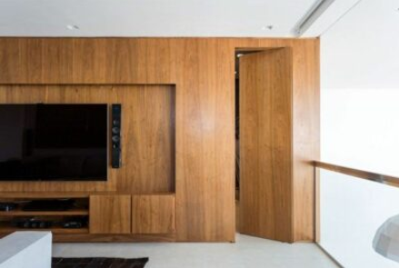painel de madeira com porta invisível