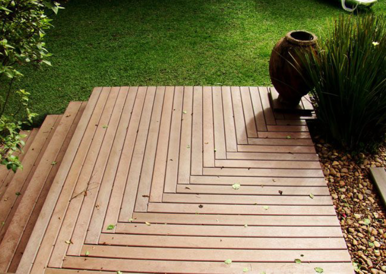 Como fazer um deck de madeira para jardim