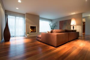 Decoração de sala com piso de madeira