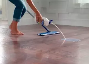 limpar piso de madeira