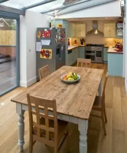 mesa de madeira na cozinha 01