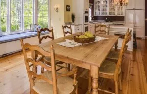 mesa de madeira na cozinha