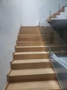 Escada Envelopada em Assoalho Tauari